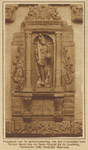871106 Interieur van het Centraal Museum (Agnietenstraat 1) te Utrecht: de gevelversiering met beeld van Keizer Karel ...